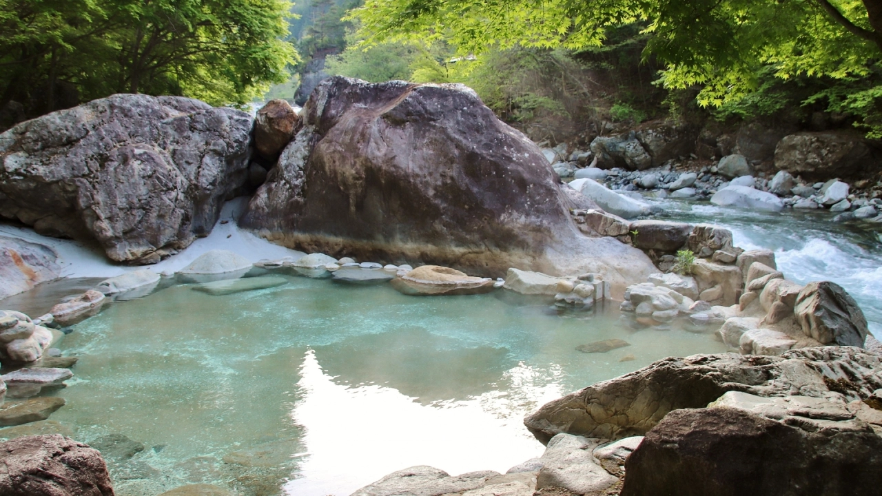 
Hot springs in the mountains and valleys image1
