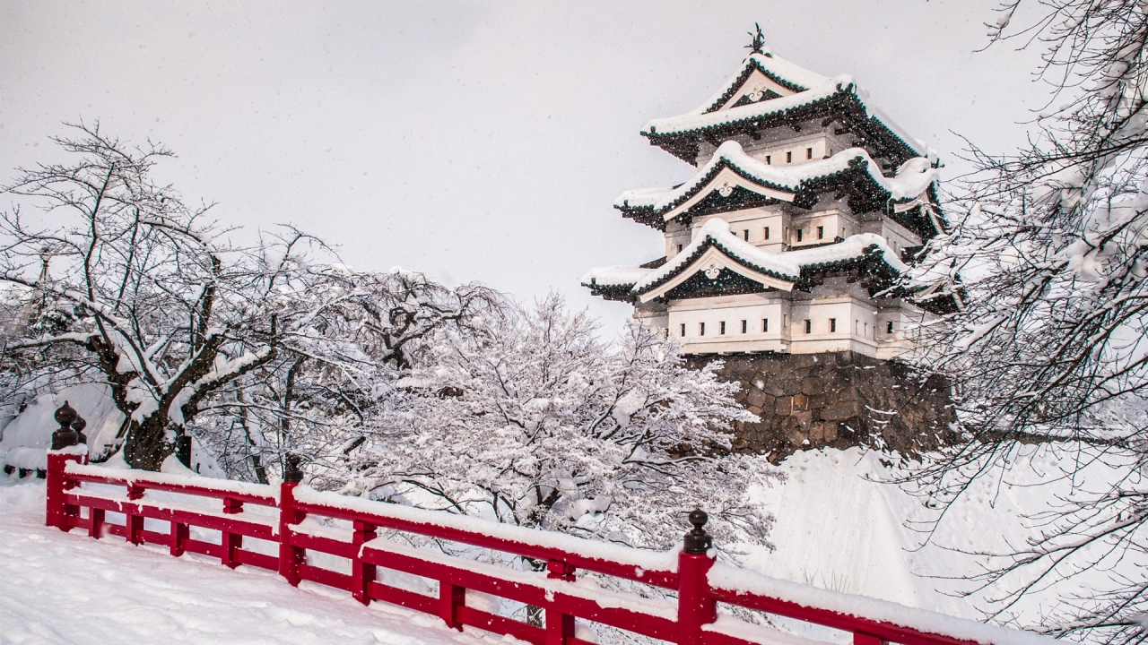 Hirosaki Castle's Winter Scenery (Aomori Prefecture)