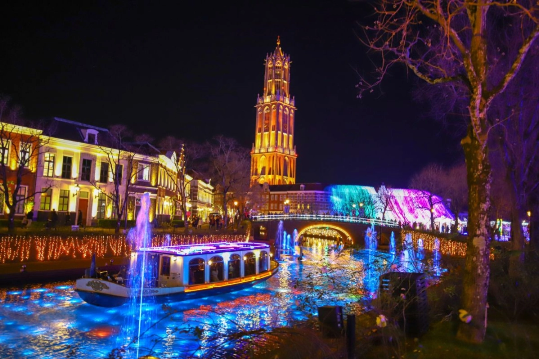 Huis Ten Bosch at night
