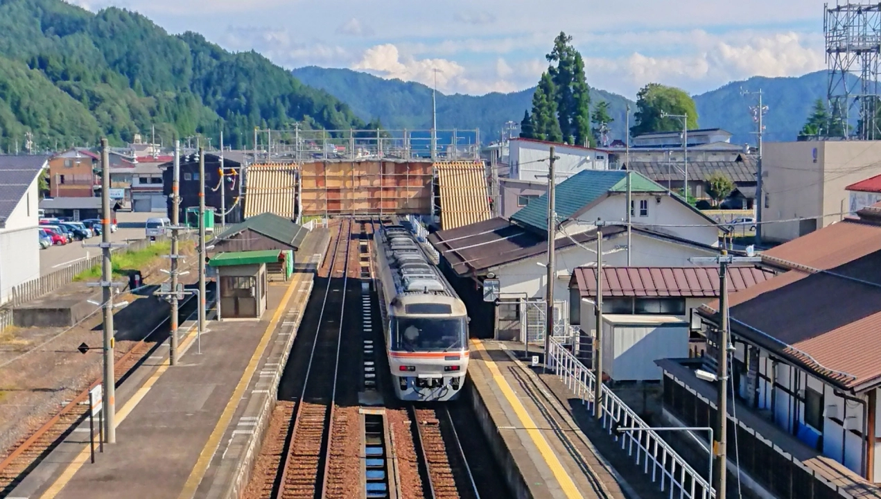 JR Hida-Furukawa Station 2