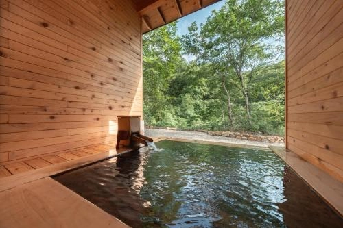 Magoroku Onsen Rokuan open air bath