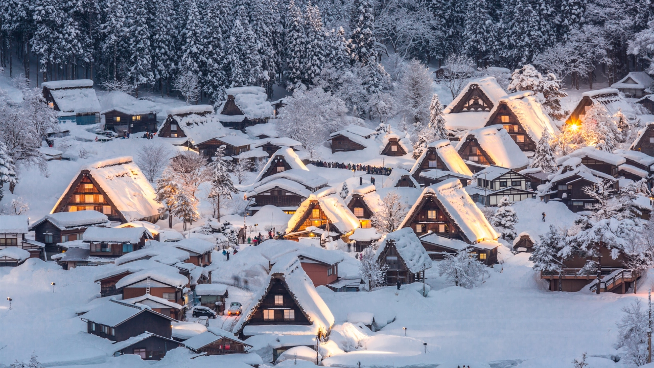 Shirakawa-go's Winter Scenery (Gifu Prefecture)