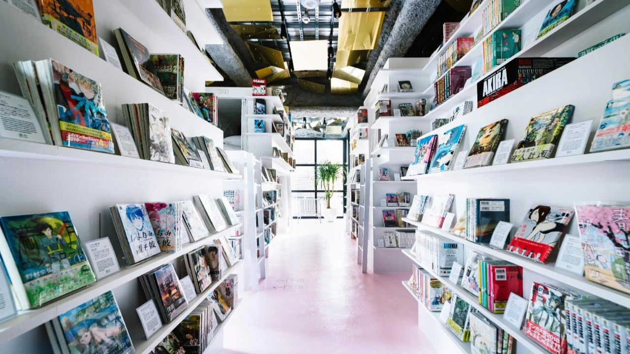 MANGA ART HOTEL TOKYO bookshelf