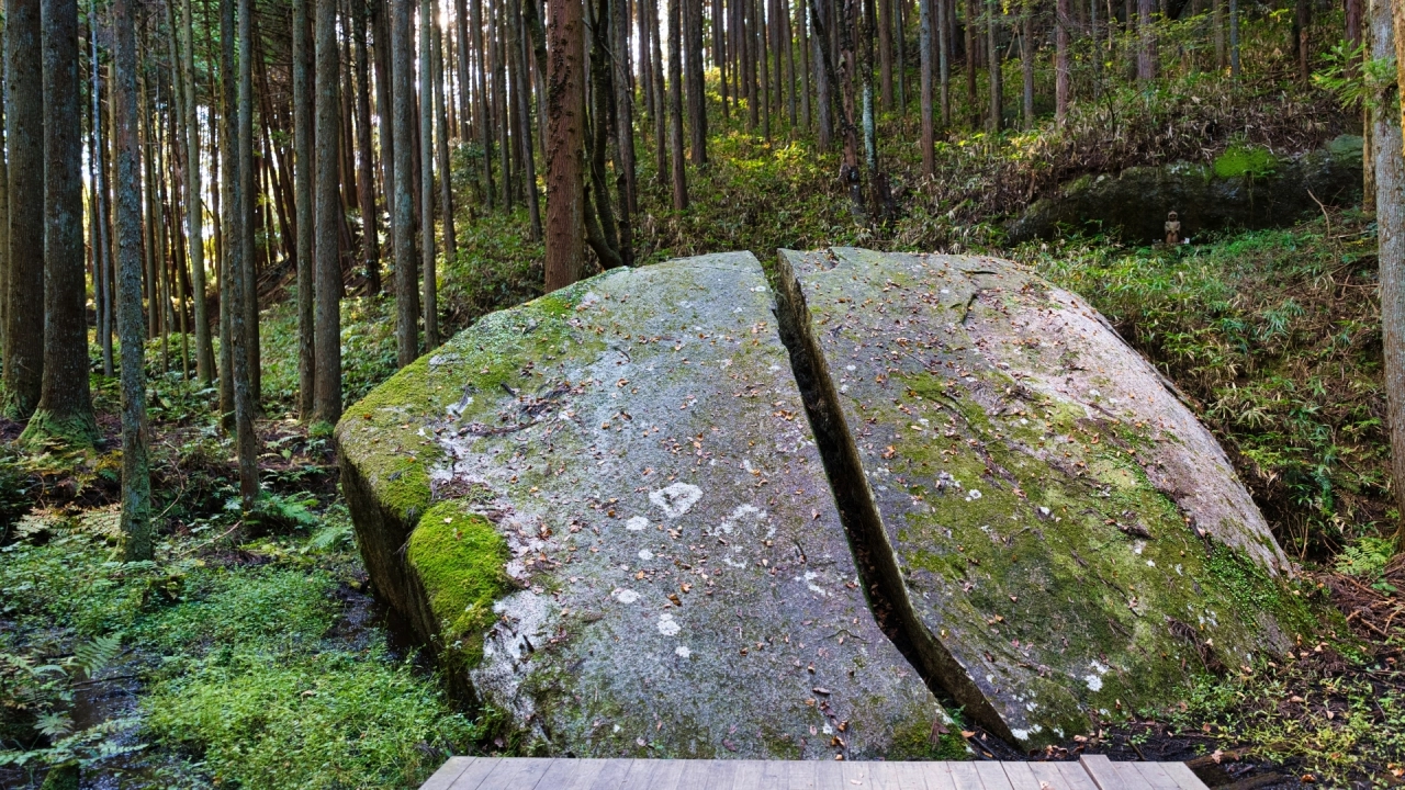 
Itto-seki Split Boulder2
